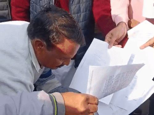 प्रदर्शन करते हुए कर्मचारी।