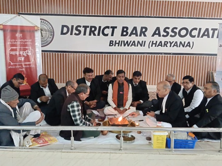 भिवानी के कोर्ट में आयोजित न्याय सद्बुद्धि यज्ञ में आहुति डालते हुए अधिवक्ता