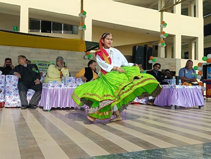 मैच के दौरान प्रस्तुति देते हुए बच्ची