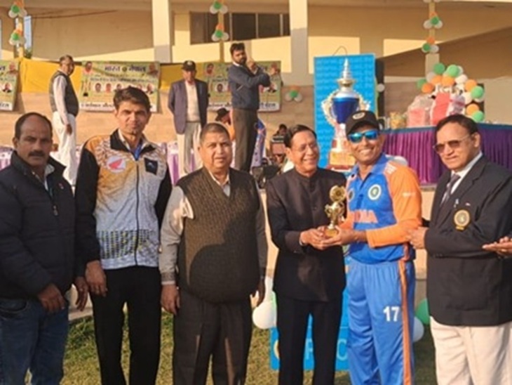 क्रिकेट मैच में जीत हासिल करने के बाद सम्मानित करते हुए