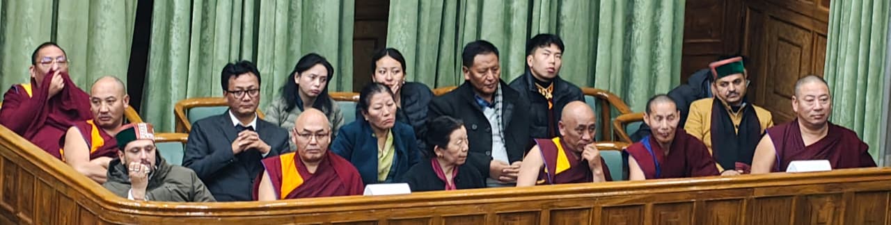 निर्वासित तिब्बत सरकार में स्पीकर, डिप्टी स्पीकर, सचिव व अन्य अधिकारी तपोवन धर्मशाला में हिमाचल विधानसभा की कार्यवाही देखते हुए।