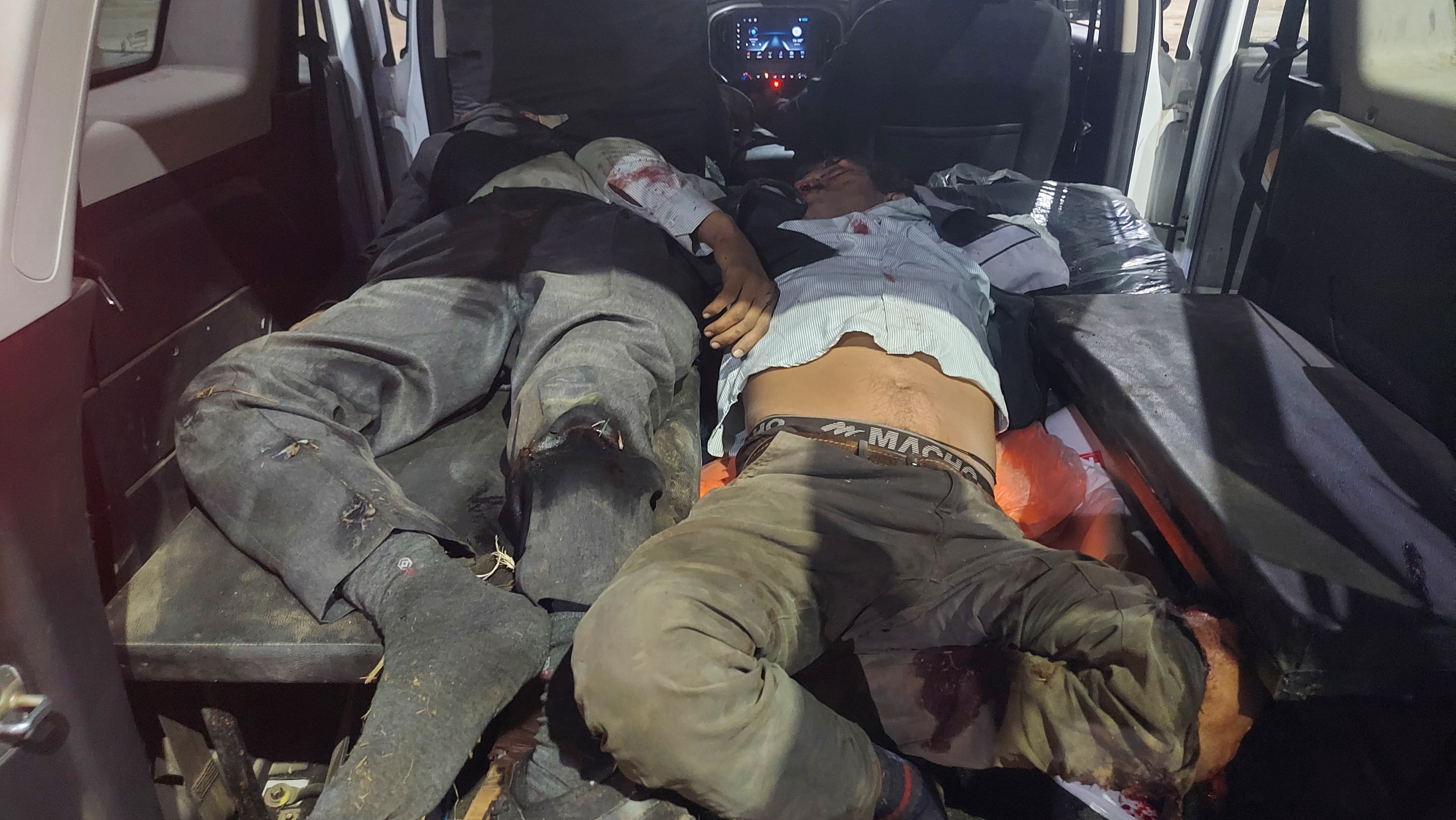 शवों को अस्पताल लाया गया।