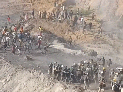 हालात को काबू करने पुलिस को आंसू गैस के गोले छोड़ने पड़े।