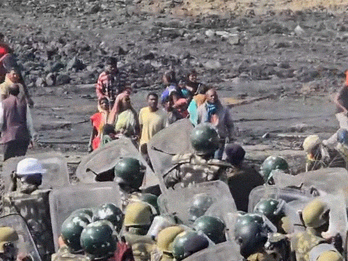 अमेरा गांव के ग्रामीण खदान विस्तार का विरोध कर रहे हैं।