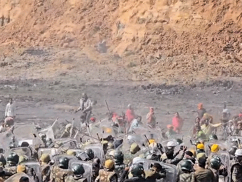 कोल माइंस में ग्रामीणों और पुलिसकर्मियों के बीच झड़प।