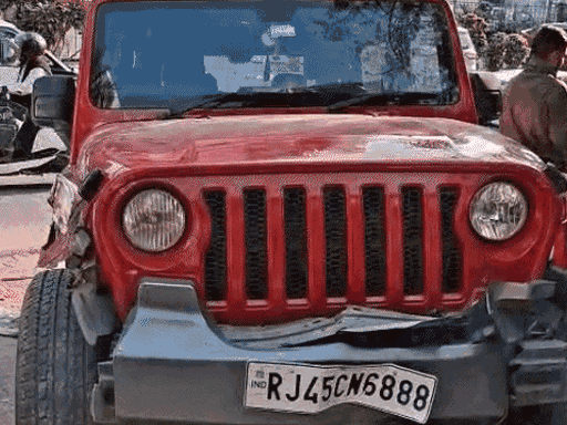 क्रिकेट खिलाड़ी ने इस लाल रंग की थार से पारस को टक्कर मारी थी।