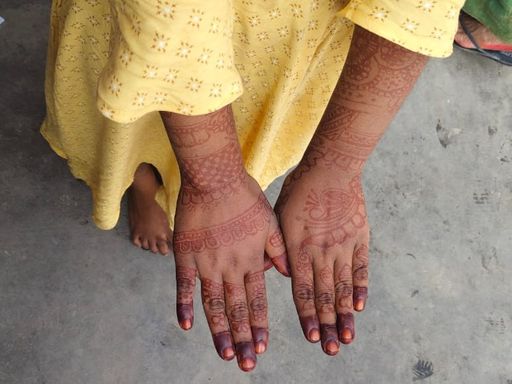 दुल्हन अपनी मेहंदी दिखाती हुई।