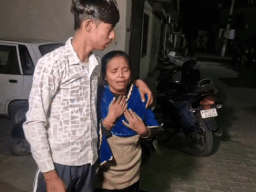 हादसे के बाद फैक्ट्री में पहुंचे परिजन।