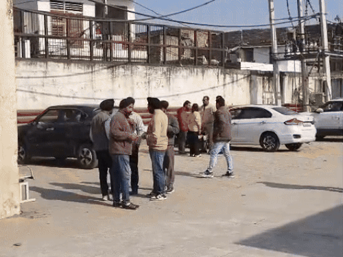 पोस्टमॉर्टम हाउस में मौजूद मृतक के परिजन।