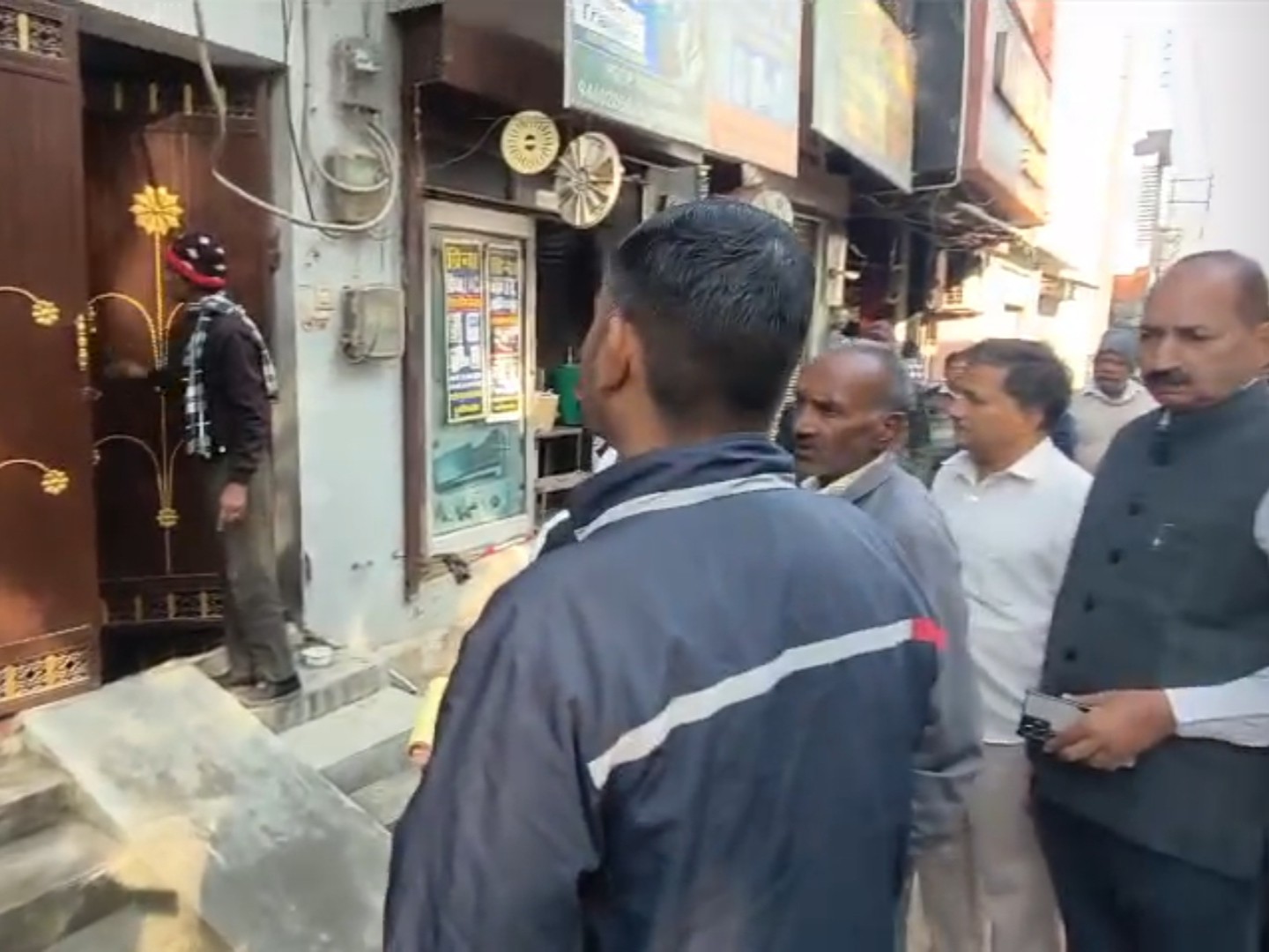 महेंद्रगढ़ में अतिक्रमण पर 16 दुकानदारों पर कार्रवाई:  नपा ने 5.70 लाख रुपए का चालान किया; व्यापारियों ने घेराव कर विरोध जताया – Mahendragarh News