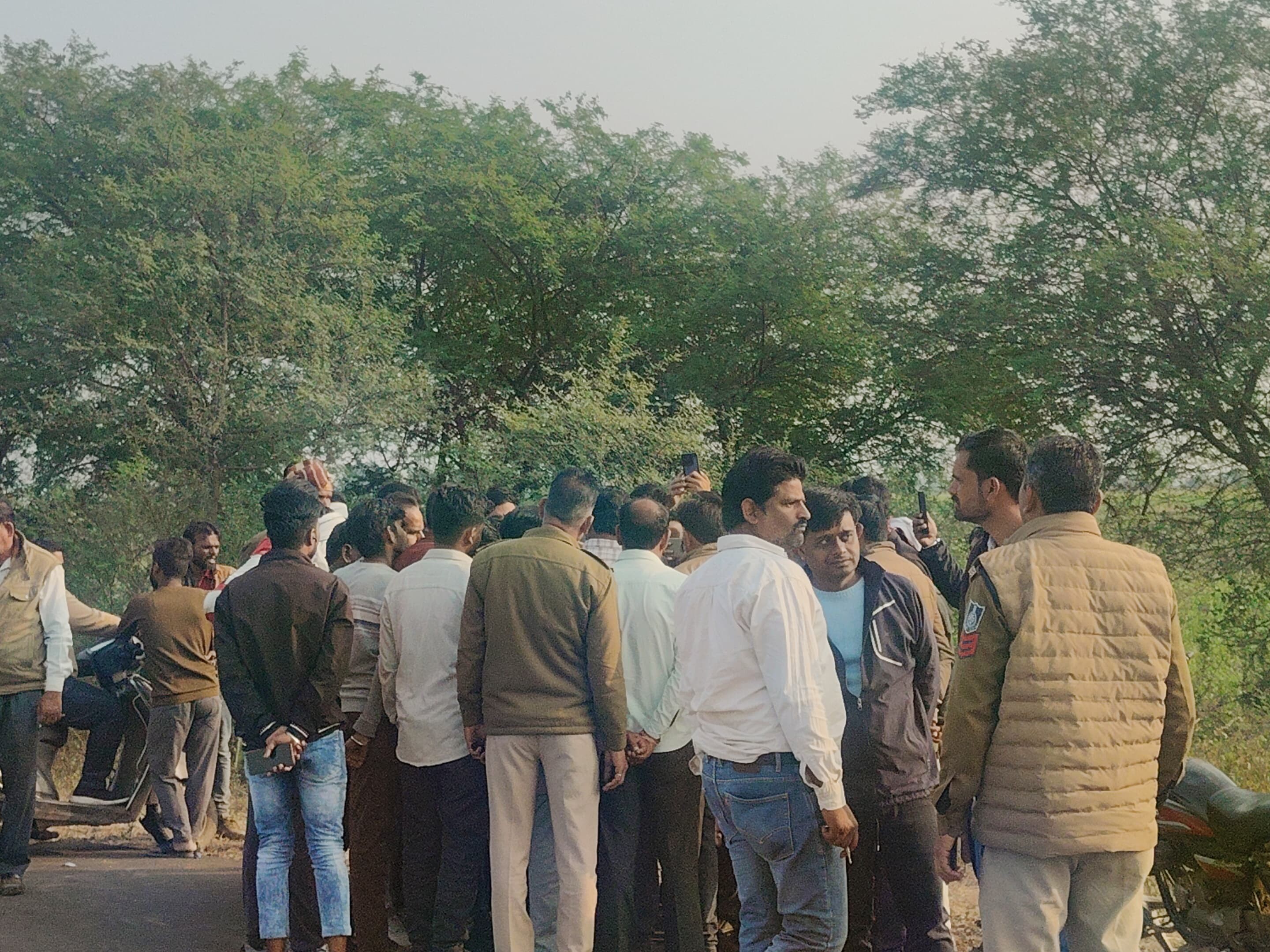 मौके पर पुलिस पहुंची है। मामले की जांच में जुट गई।