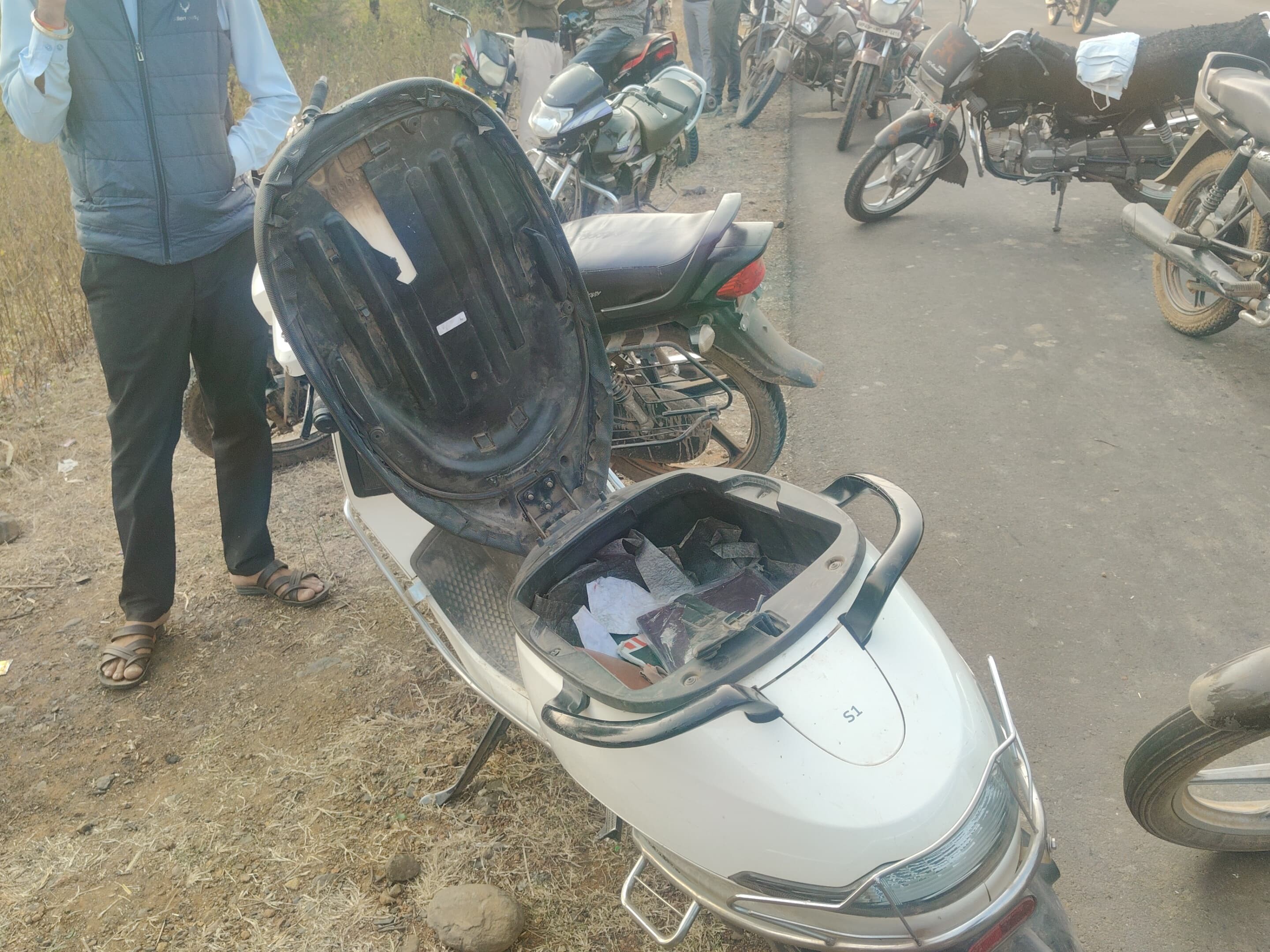 स्कूटी की डिक्की खुलवाकर रुपए लूटे।