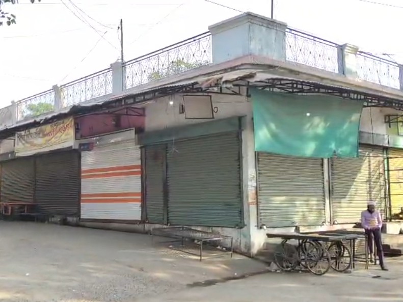 व्यापारियों ने होटल, दुकानें और थोक मंडियां पूरी तरह बंद की है।