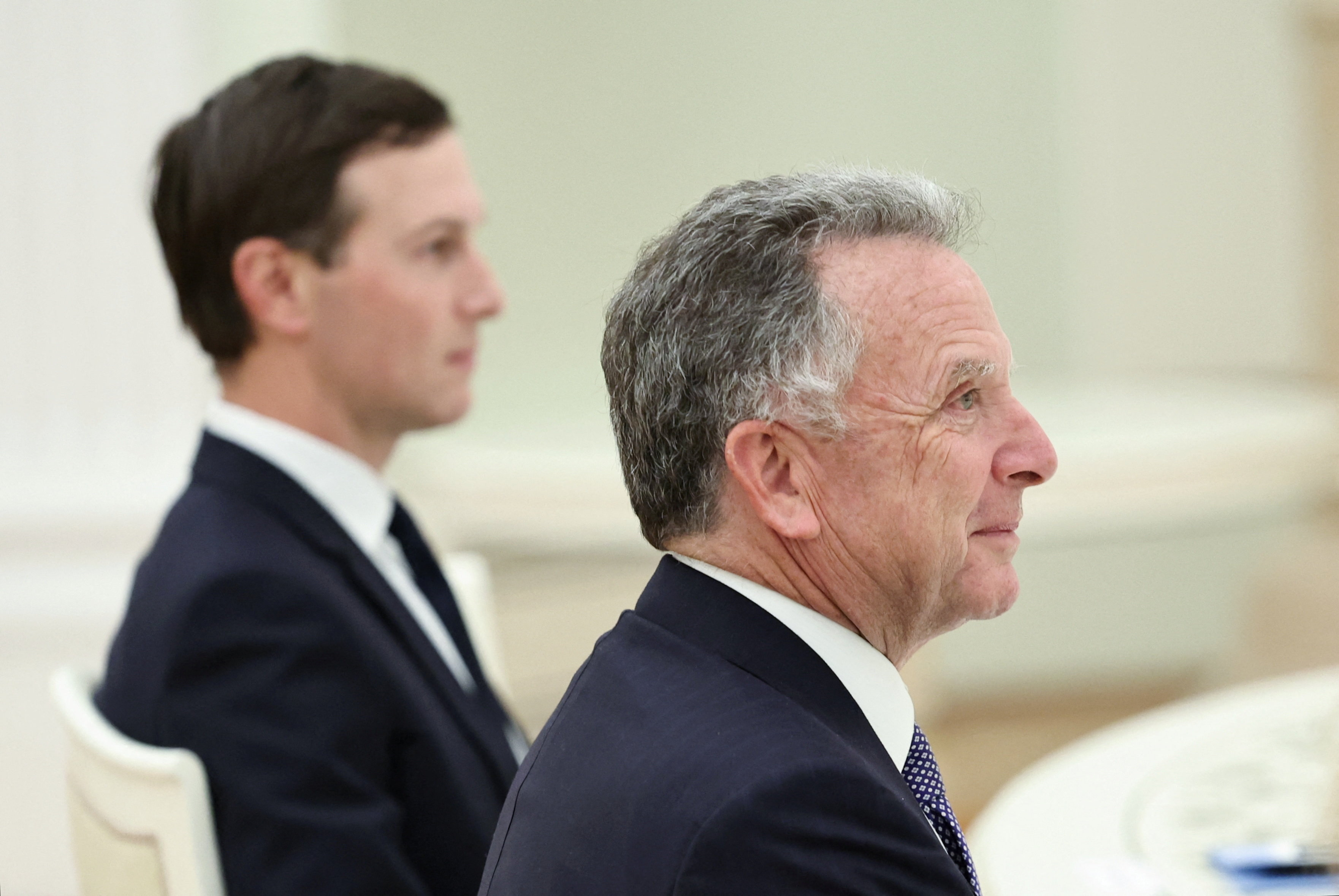 राष्ट्रपति पुतिन के साथ बैठक के दौरान अमेरिकी प्रतिनिधि स्टीव विटकॉफ और जैरेड कुशनर।