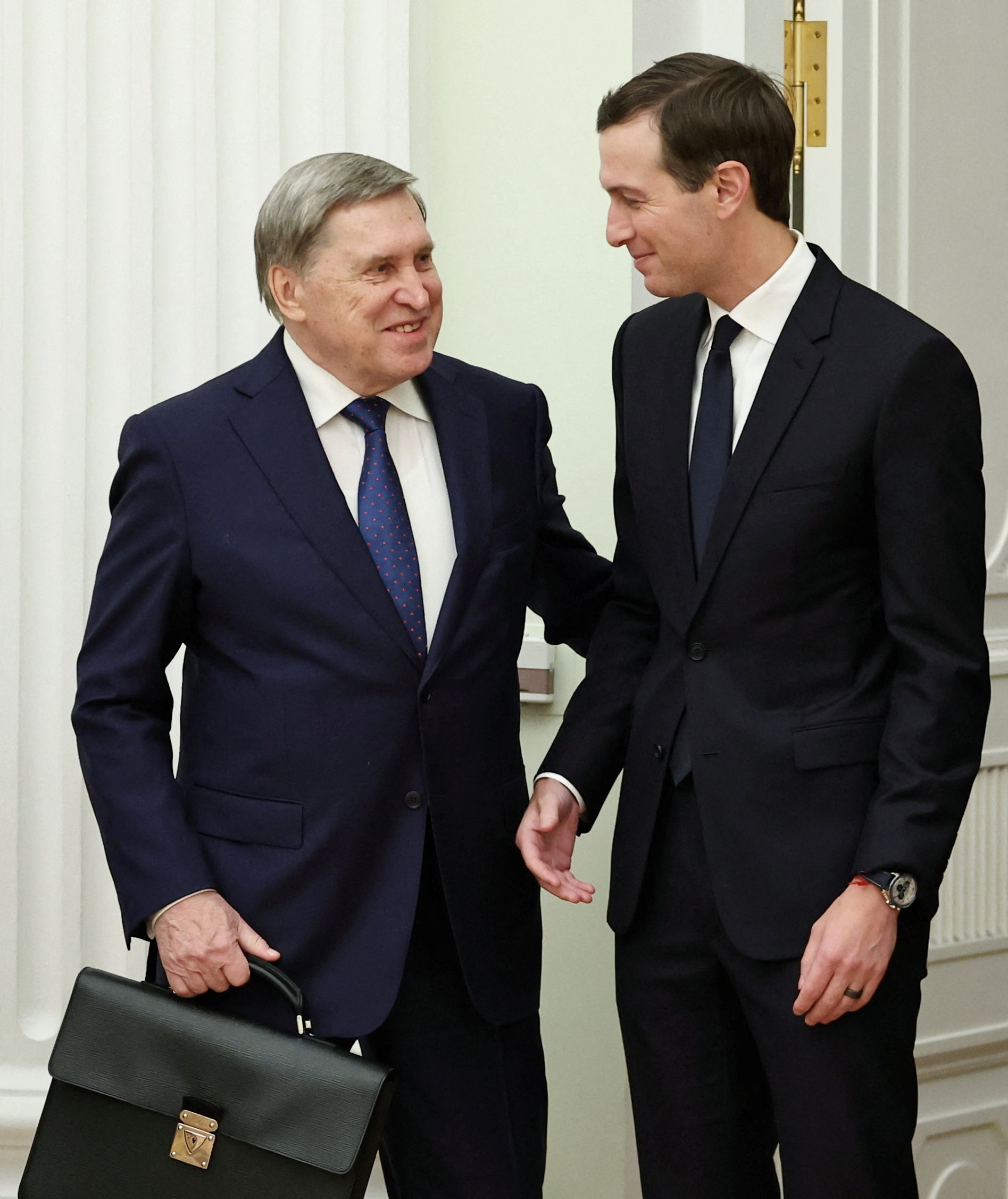 पुतिन के फॉरेन पॉलिसी एडवाइजर यूरी उशाकोव (बाएं) ट्रम्प के दामाद जैरेड कुशनर (दाएं) से बात करते हुए।