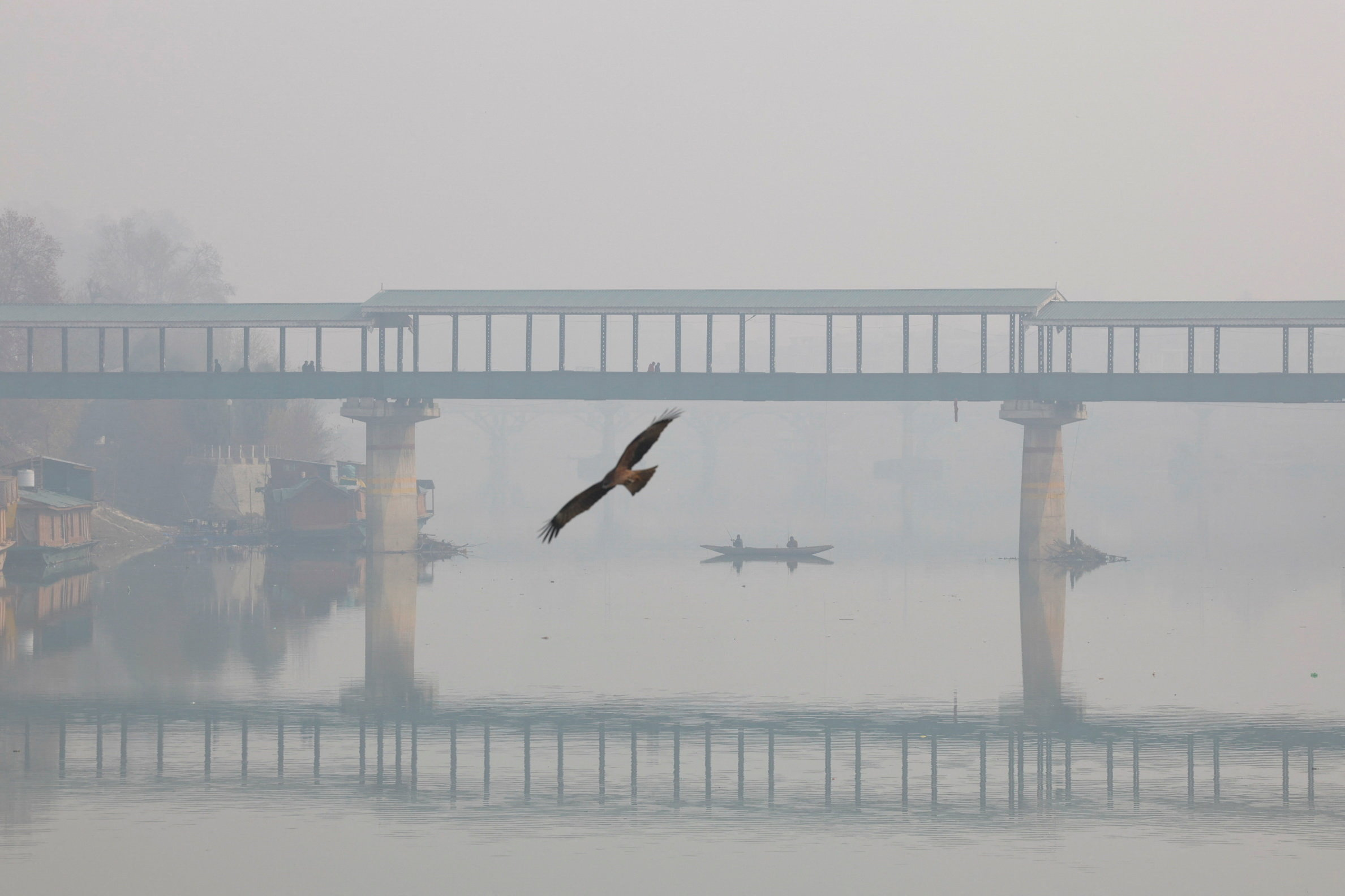 જમ્મુ-કાશ્મીરના શ્રીનગરમાં ઝેલમ નદી ઉપર ધુમ્મસ છવાયેલું રહ્યું.
