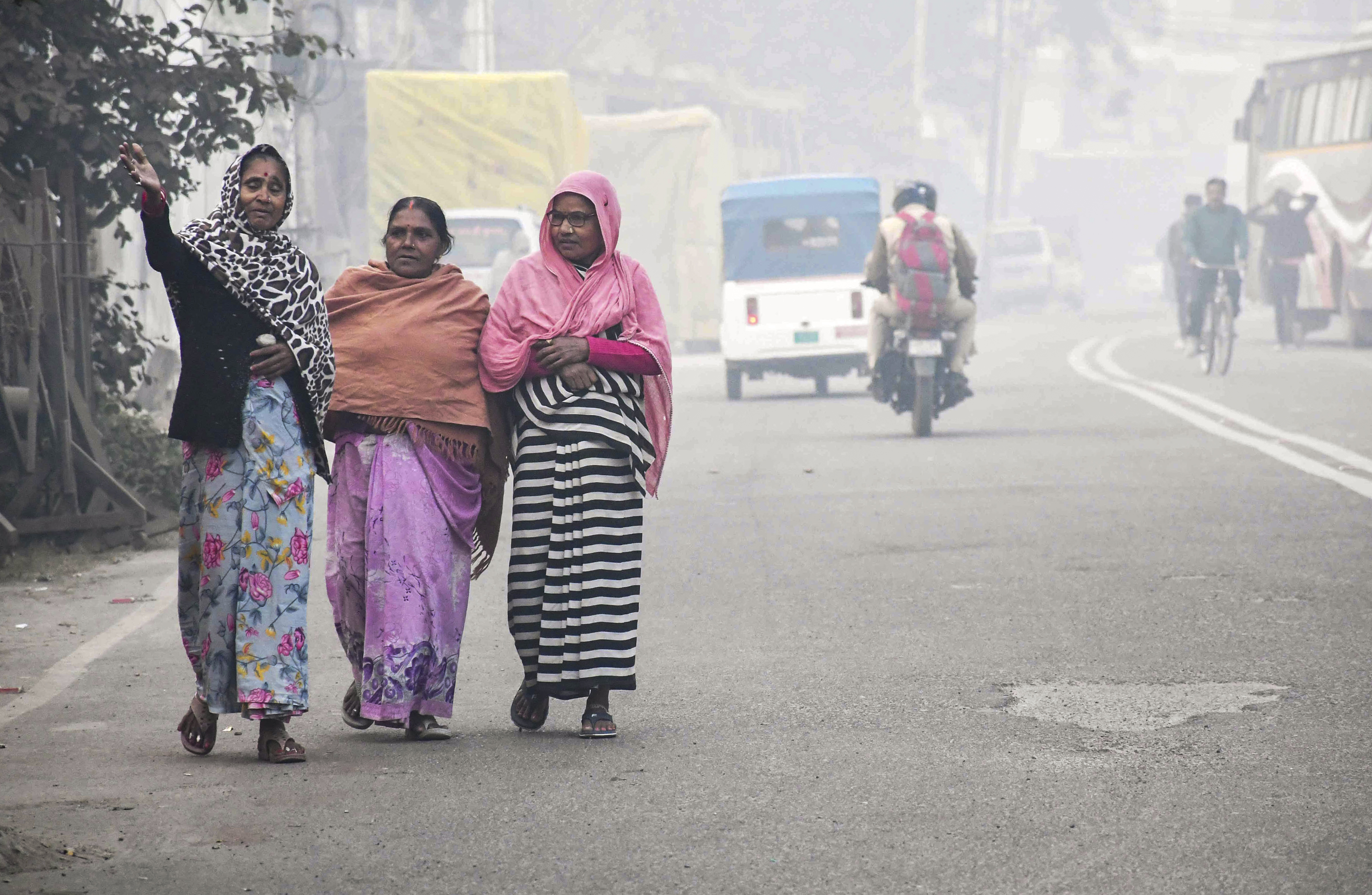 ઉત્તર પ્રદેશના પ્રયાગરાજમાં ઠંડી વધી ગઈ છે. સવારે ધુમ્મસ છવાયેલું રહ્યું.
