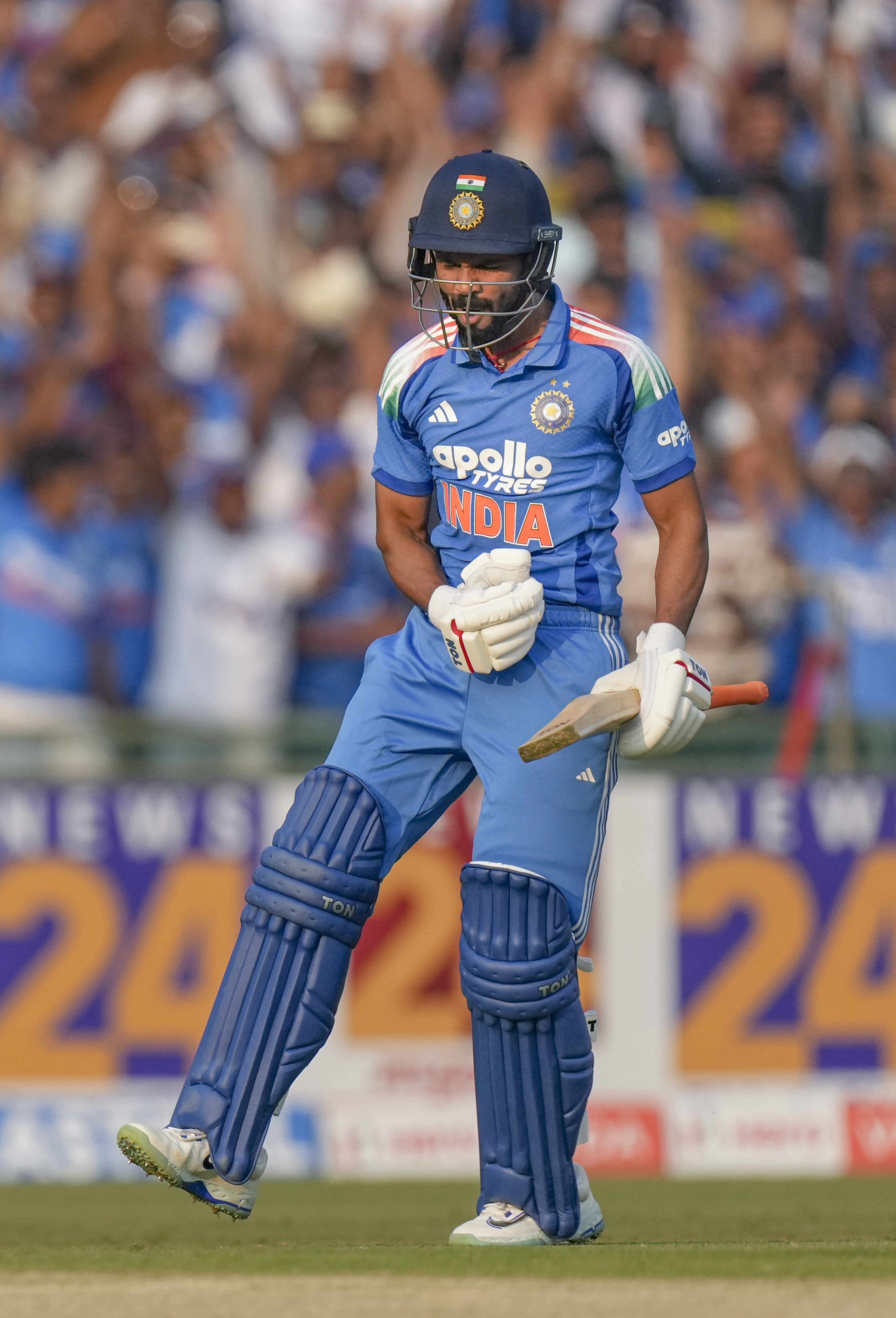 ऋतुराज गायकवाड शतक लगाने के बाद सेलिब्रेट करते हुए।