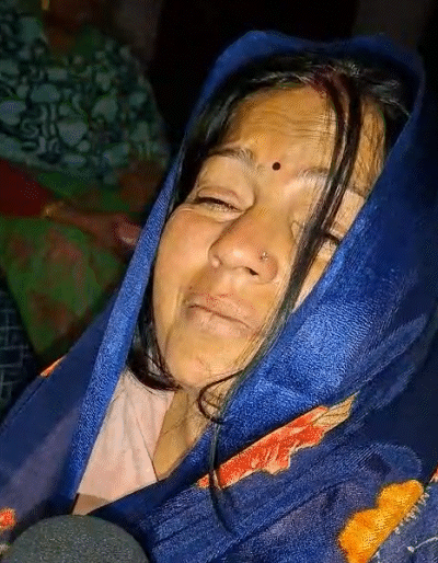 बेटे की मौत के बाद से मां पिंकी शर्मा बेसुध हैं। रिश्तेदार महिलाओं ने उन्हें संभाला।