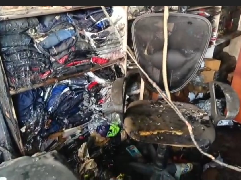 दुकान में जला सामान और कुर्सी।