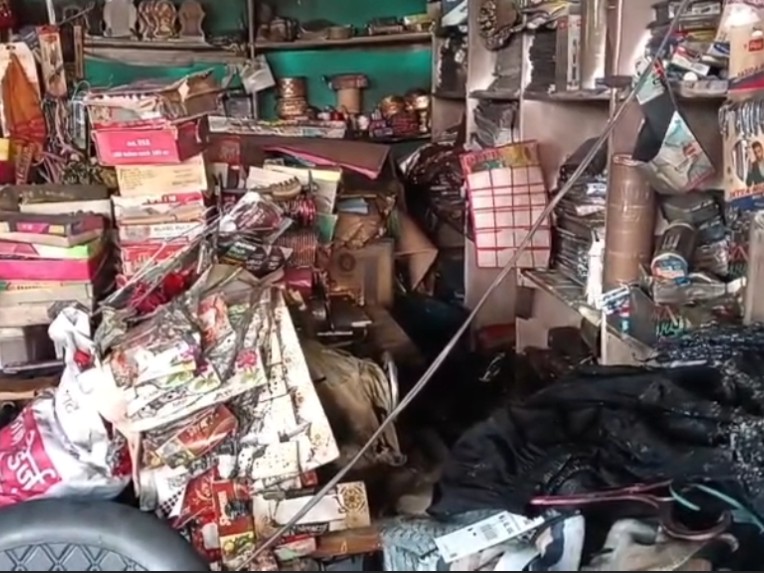 दुकान में रखा लाखों रुपए का सामान आग में जल गया है।