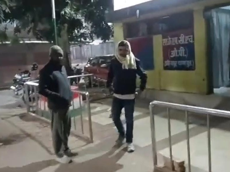 अस्पताल के पुलिस चौकी पहुंचे मृतक के दोनों बेटे।