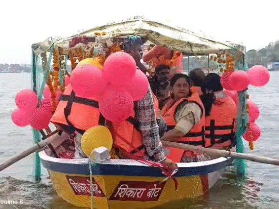 पिछले साल जून में नगर निगम ने एक शिकारा को प्रयोग के तौर पर चलाया था।