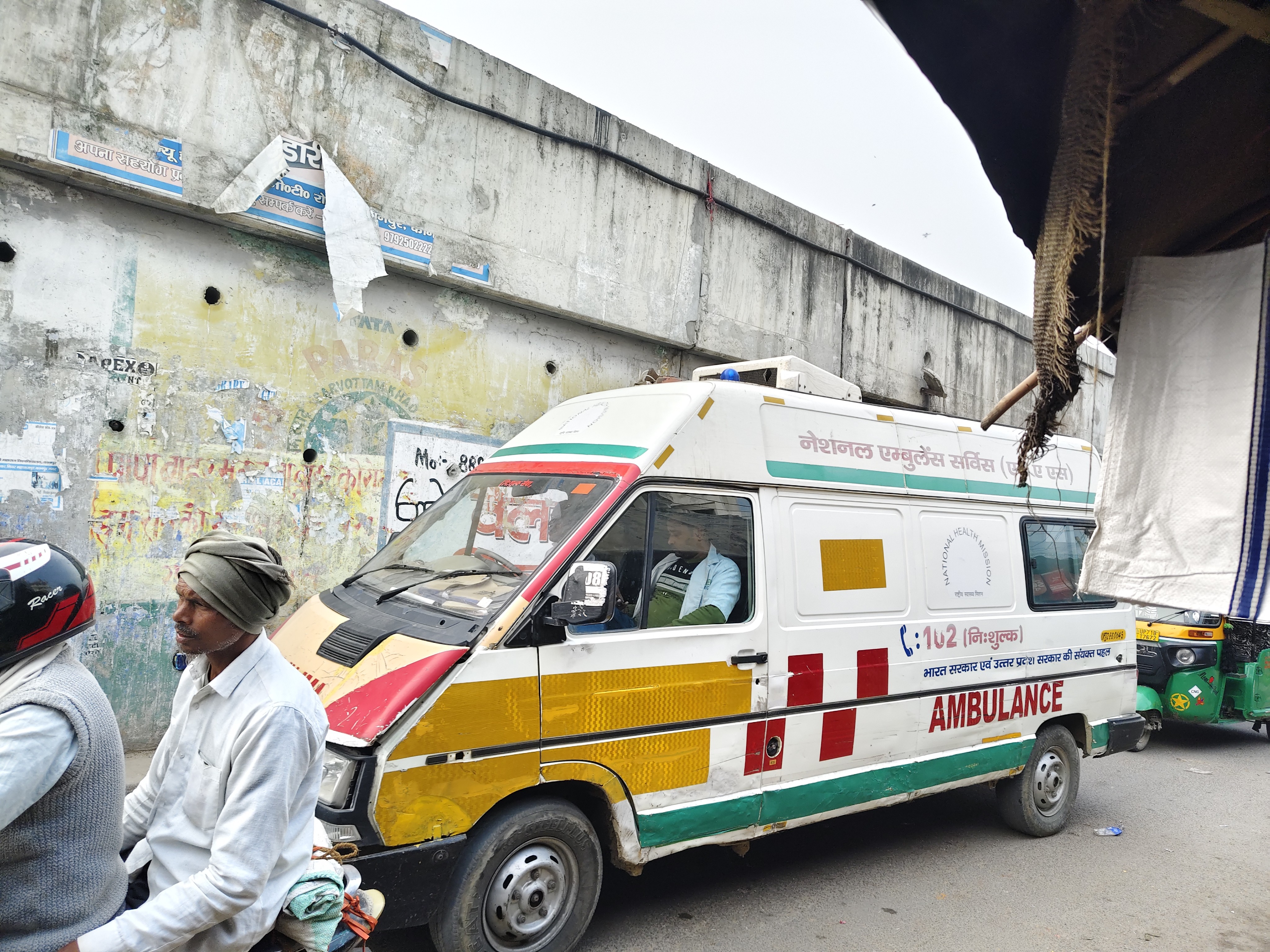 Heavy traffic jam on Kanpur highway, pregnant woman stuck in ambulance