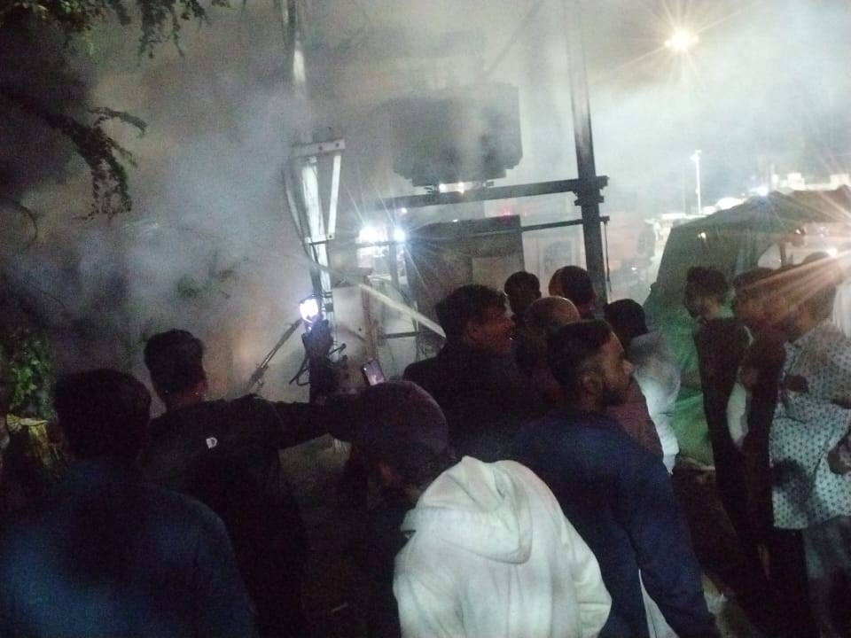 घटना के बाद पूरे क्षेत्र में अफरा-तफरी मच गई।