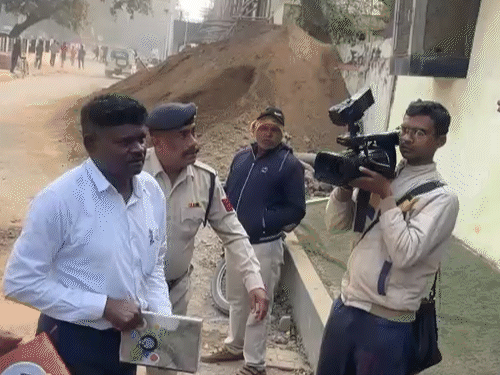 पुलिस के साथ फॉरेंसिक की टीम भी जांच के लिए पहुंची।