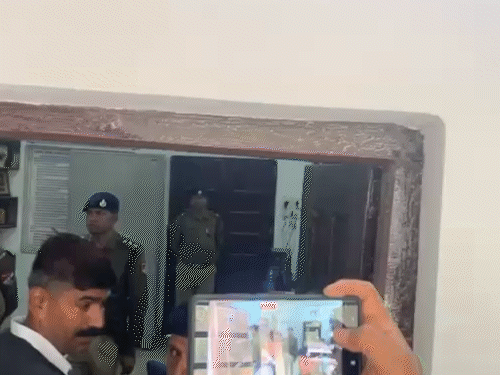 आरपीएफ थाने को बाहर से बंद कर अंदर मौजूद अधिकारी जांच कर रहे हैं। अंदर परिजन भी मौजूद हैं।