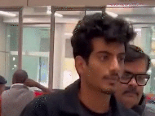 स्मृतीसोबत लग्न टळल्यावर पलाश प्रेमानंद महाराजांना भेटला: आश्रमातून संगीतकाराचे फोटो व्हायरल, वापरकर्त्यांनी म्हटले नवीन नाटक