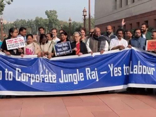 कांग्रेस नेताओं ने लेबर कोड को लेकर संसद के बाहर विरोध प्रदर्शन किया। वहीं, वायु प्रदूषण के खिलाफ विरोध-प्रदर्शन के लिए कुछ सांसद गैस मास्क लगाकर पहुंचे।