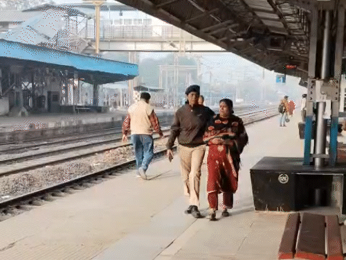 मृतक की पत्नी भी घटनास्थल पर पहुंची। उन्हें थाने ले जाया गया।