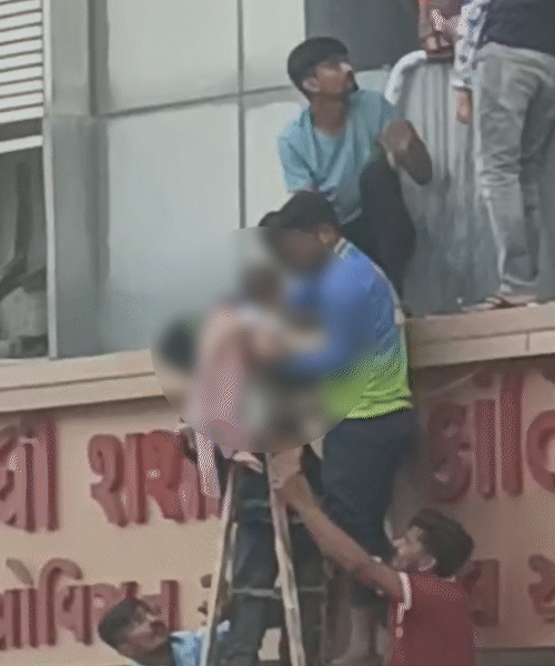 अस्पताल की खिड़की तोड़कर बच्चों को सीढ़ी से रेस्क्यू किया गया।