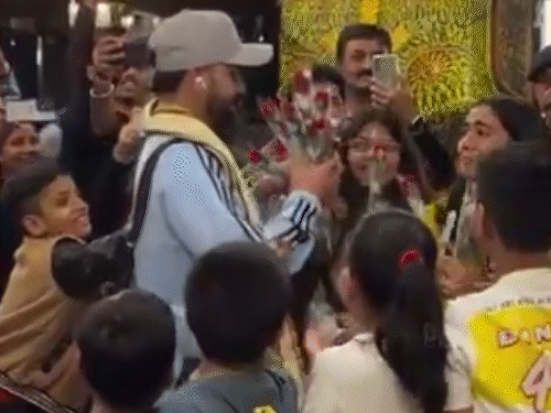 विराट कोहली के होटल में एंट्री के दौरान वहां मौजूद फैन कोहली को अपने करीब देखकर रोने लगी थी।