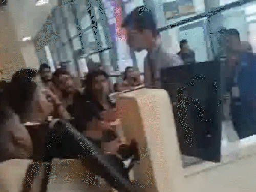देशभर के कई एयरपोर्ट पर चेक-इन सिस्टम में दिक्कत:  हैदराबाद में भीड़, बेंगलुरु में 42 फ्लाइट कैंसिल; दिल्ली में भी असर