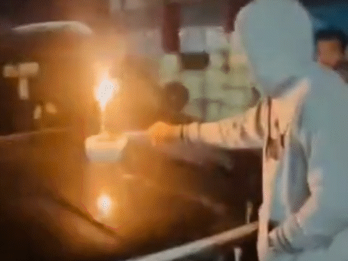 कोरिया में BMO के बर्थडे सेलिब्रेशन कर रहे दोस्तों ने सड़क पर की आतिशबाजी।