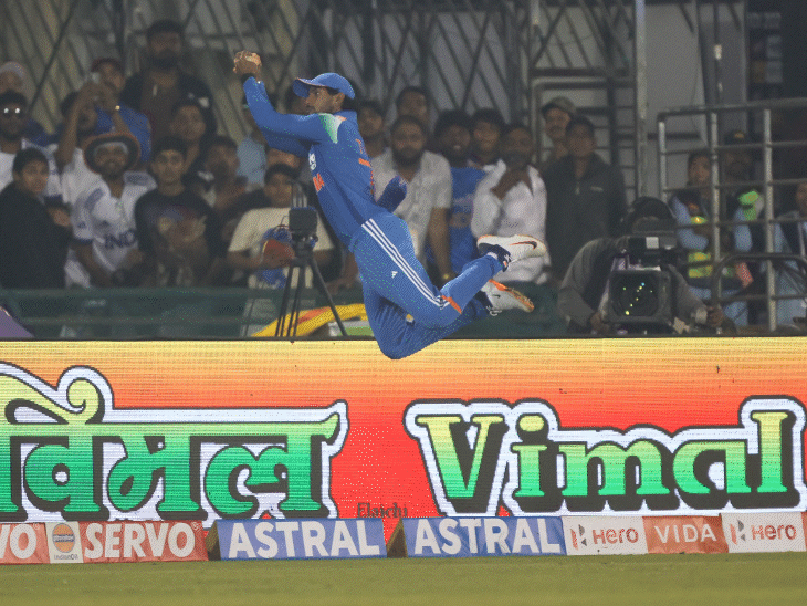 तिलक वर्मा ने बाउंड्री के पास छलांग लगाकर सिक्स बचाया।
