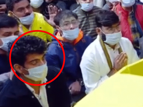 प्रेमानंदजींच्या एकांत संवादात पलाश मुच्छल मास्क लावून बसलेले दिसले.