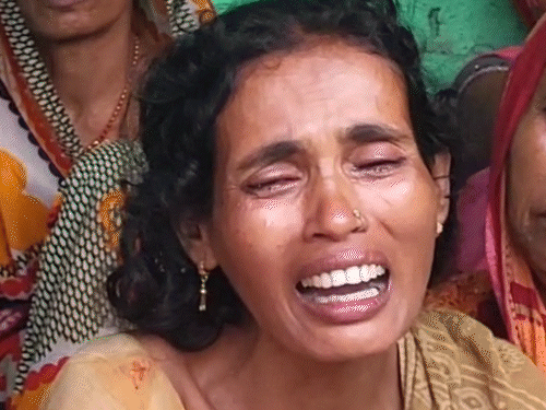 गुड़िया की मां ने कहा कि आरोपी कुमुद मेरी बेटी पर बात करने का दबाव डालता था। कहता था कि अगर बात नहीं करोगी, तो तुम्हें बर्बाद कर दूंगा।