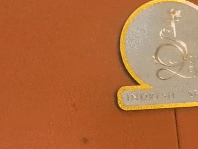 शादी के कार्ड पर नाथद्वारा के श्रीनाथजी की भी तस्वीर है।