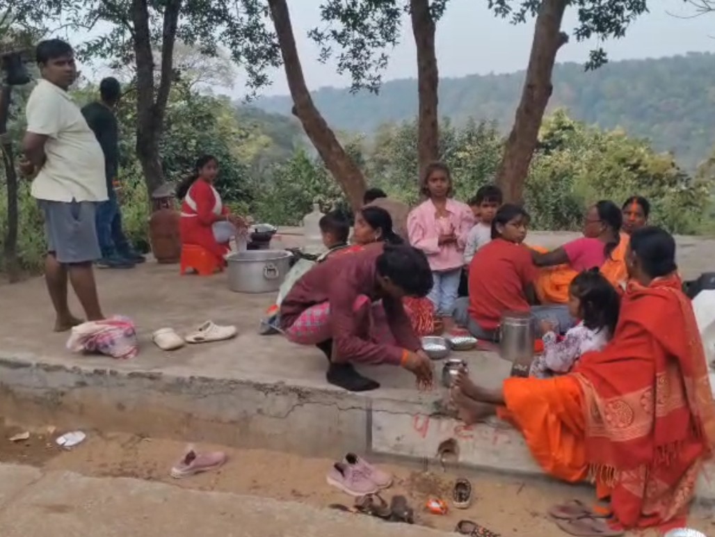 लोग यहां पिकनिक का लुत्फ उठाते हैं।