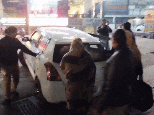 स्पा सेंटर से युवतियों को लेकर जाती पुलिस