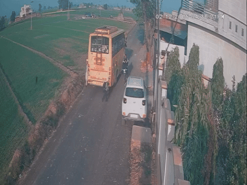 बसच्या मागून आल्यामुळे बाईकस्वाराला मुलगा दिसला नाही, त्याने धडक दिली. यानंतर थांबण्याऐवजी ड्रायव्हरने स्कूल बस पुढे नेली.