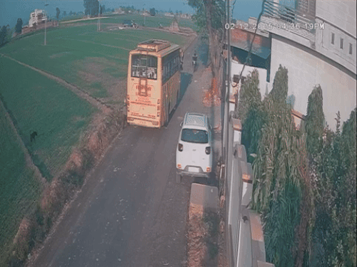 मुलगा स्कूल बसमधून उतरला आणि घरी पोहोचण्याच्या आनंदात रस्ता ओलांडण्यासाठी धावला.