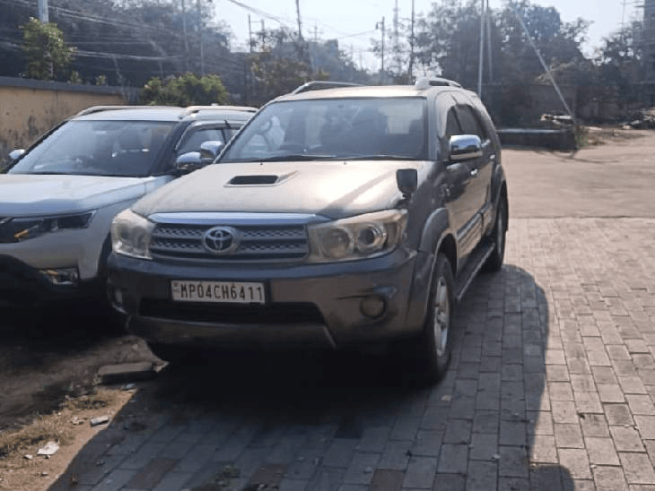 पुलिस ने कार को जब्त कर श्यामला हिल्स थाना परिसर में खड़ा कर लिया है।