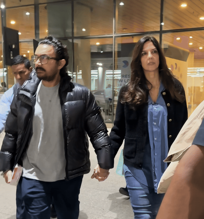 गौरी स्प्रॅट विमानतळावर ब्लू शर्टसोबत ब्लॅक स्वेटरमध्ये दिसली.