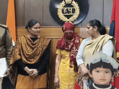 पुलिस की गिरफ्त में आरोपी साइको किलर महिला। इनसेट में मृतक बच्ची विधि की फाइल फोटो। - Dainik Bhaskar