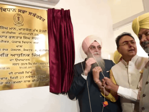 एमएलए होस्टल में मॉडर्न जिम का उद्घाटन करते हुए स्पीकर कुलतार सिंह संधवा, अमन अरोड़ा व हरपाल चीमा।